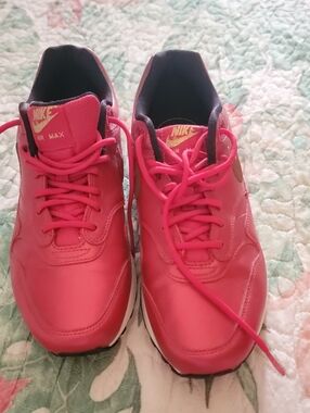 Nike  Low-Top Sneakers with Gold And RedLogo